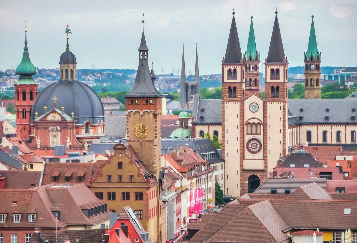 Blick über die Dächer der Würzburger Altstadt mit den Türmen des Doms St. Kilian und der Kuppel von Neumünster
